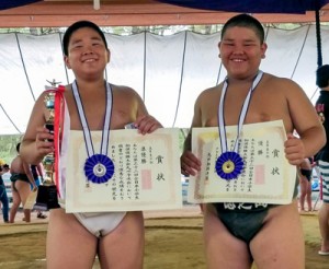 全日本小学生相撲優勝大会九州予選会５年の部で優勝した豊田（右）と準優勝した重村（提供写真）