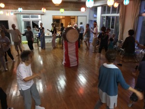 初の盆踊りイベントを楽しむ参加者＝８月３１日、瀬戸内町俵（提供写真）