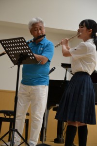 与論高校生とも共演し、会場を沸かせたフルート奏者の菅原さん（左）＝２９日、与論町