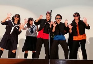 劇中でダンスを披露する３年生＝８日、与論高校