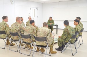 隊庁舎内で、駐屯地内の警備要領について打ち合わせをする高射中隊と米陸軍兵＝２０日、奄美市名瀬