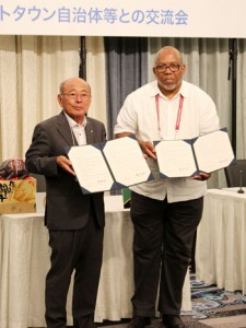 東京五輪・パラリンピック大会のホストタウン事業に関わる覚書を調印した森田町長（左）とセントクリストファー・ネービス五輪委員会のレスター・ヘンリー氏（提供写真）