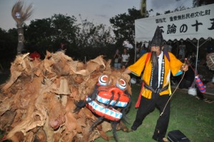 会場を大いに盛り上げた演目「獅子舞い」＝１３日、与論町の地主神社