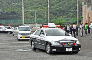 関係者に見送られパトロールへ向かうパトカーら＝２０日、奄美市名瀬