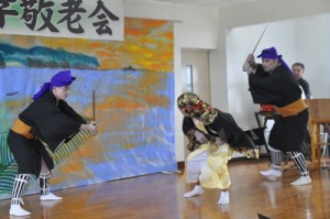 畦布で地元住民によって約６０年ぶりに上演された組踊「高平良御鎖」＝１５日、和泊町