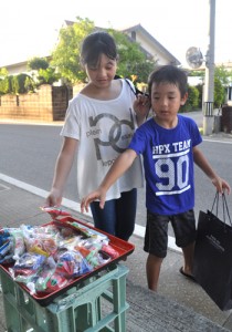 住民が準備したお菓子を集める子どもたち＝１４日、与論町