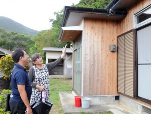 改修後の住宅を確認する町の職員（手前）と薩川集落の里ゆかり区長＝１９日、瀬戸内町加計呂麻島 