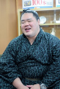 「島の子どもたちには相撲を楽しんでほしい」と話す明生関＝２５日、瀬戸内町役場