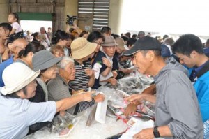 大勢の買い物客でにぎわった海人まつり＝２７日、和泊町