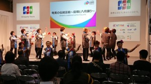関西奄美会による島唄と八月踊りステージ＝２６日、大阪市