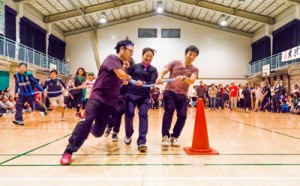 体育館に大きな声援が響いた４人１組のタイフーンリレー＝１４日、東京北区の東十条小学校体育館