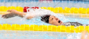 女子５０歳以上２５メートル背泳ぎで優勝した大島の森下＝１３日、鹿児島市の鴨池公園プール 