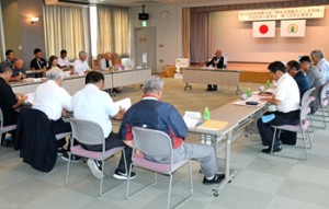 「燃ゆる感動かごしま国体」のトライアスロン競技実施に向けた天城町実行委員会常任委員会＝２５日、天城町役場