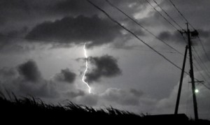 沖永良部島で１７日未明から明け方にかけて繰り返し発生した雷＝和泊町手々知名