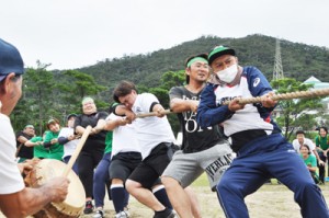 ２年ぶりの開催に盛り上がる龍郷町民体育大会＝２０日、龍郷町中央グラウンド