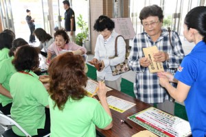 プレミアム付き商品券を購入する町民ら＝１日、徳之島町亀津