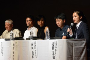  奄美の将来を見据えた伝統芸能継承・発信の在り方を話し合うパネリスト＝２日、龍郷町