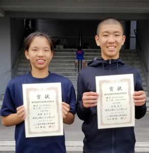 県中学校陸上競技大会で上位入賞した（右から）松島、坂野（提供写真）