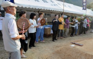  久しぶりに集落本来の八月踊りで締めくくった実久三次郎神社大祭＝７日、瀬戸内町実久