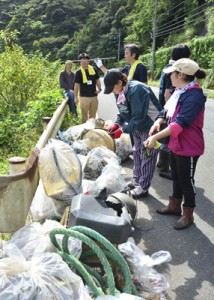 マングローブ林周辺のごみを回収した観光地クリーンキャンペーン＝２５日、奄美市住用町