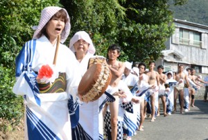 豊年祭の「中入り」で集落を練り歩く女性ら＝６日、大和村湯湾釜