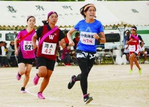 女子８００メートルのラスト１周で競り合う選手たち＝１３日、喜界町総合グラウンド