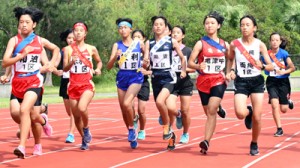 スタートする女子１区の選手たち＝３日、奄美市笠利町の太陽が丘総合運動公園陸上競技場