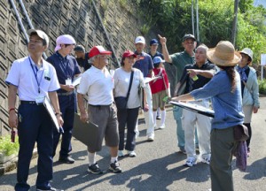 集落点検で地域の課題や魅力を再確認する参加者＝６日、龍郷町戸口