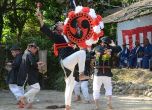 大太鼓が登場した「タカキ山」＝７日、瀬戸内町諸鈍の大屯神社