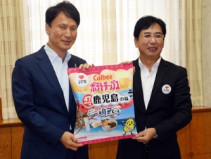 「鶏飯味」のポテトチップス発売を発表する石辺本部長（右）＝１０日、鹿児島市の県庁