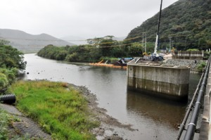 柳橋の架け替え工事が進む住用川の流域防災工事現場＝１７日、奄美市住用町