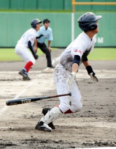 ２回裏、走者一掃の三塁打を放った大島の國塚＝＝３日、鹿児島市の鴨池市民球場