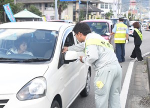 シートベルトの全席着用を呼び掛けたキャンペーン＝４日、龍郷町瀬留の国道