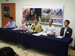 ＵＣＮの現地調査を終えて会見した東岡所長（中央）、植田課長（左から２人目）ら＝１２日、石垣市の国際サンゴ礁研究・モニタリングセンター