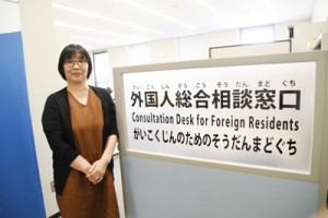 外国人の生活全般に応じる総合相談窓口＝１６日、鹿児島市のかごしま県民交流センター