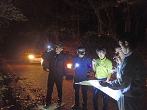 希少種の盗掘・盗採防止に向けた夜間の合同パトロール＝１５日、奄美大島（環境省提供）