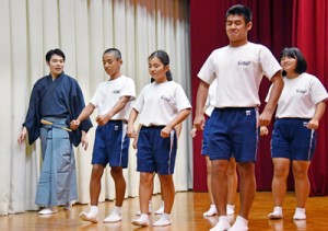 講師の指導を受けて、すり足に挑戦する生徒たち＝１６日、大和村の大和中体育館