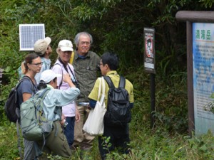 現地調査で湯湾岳を訪れたウェンディー・アン・ストラーム氏（中央）とウルリーカ・オーバリ氏（左）＝９日、奄美大島