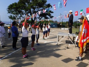 児童６人が元気いっぱいに練習の成果を披露した運動会＝６日、西阿室小