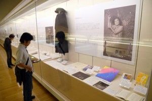 写真や日記、小説の草稿など多くの資料が並ぶ島尾ミホ展＝１８日、鹿児島市のかごしま近代文学館