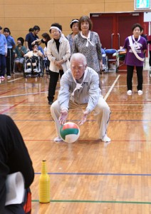 １３種目で競い親睦を深めた伊仙町ふれあい福祉スポーツ大会＝１２日、伊仙町総合体育館