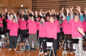 介護予防の運動を楽しむ参加者ら＝２９日、天城町防災センター