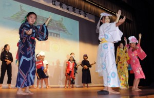 島口劇などで日頃の練習の成果を披露した瀬戸内町子ども島口・伝統芸能大会＝９日、町きゅら島交流館