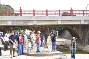 川底に下りて南洲橋を見学する、まち歩きの参加者＝４日、和泊町