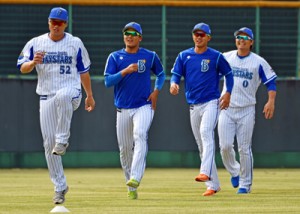 奄美市で合宿中のプロ野球・横浜ＤｅＮＡベイスターズの選手たち＝１日、名瀬運動公園市民球場