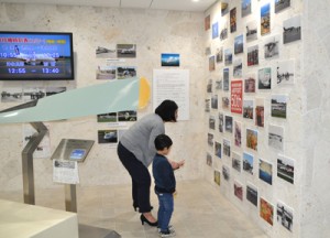 沖永良部空港開港５０年を記念し、和泊町役場１階ロビーで始まった写真展＝２２日、同町  