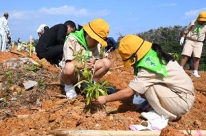 植樹を行う参加者ら＝２日、徳之島町徳和瀬  