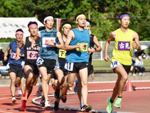 【男子１５００メートル走】力走する各地区の選手たち＝１０日、奄美市名瀬運動公園陸上競技場