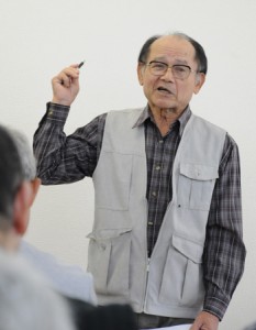 学習会で、ハンセン病家族訴訟について振り返る赤塚興一さん＝１７日、奄美市