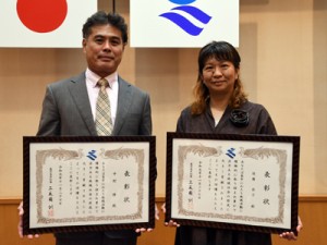 地域貢献県表彰を受けた（右から）後藤恭子さんと中村修さん＝２７日、鹿児島市の県庁 